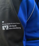 Übergabe neue Garderobe - VR Bank Mecklenburg eG
